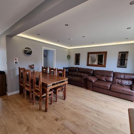 Crown Meadow - 4 Bedroom House - Heathrow - Excellentstays Colnbrook Luaran gambar