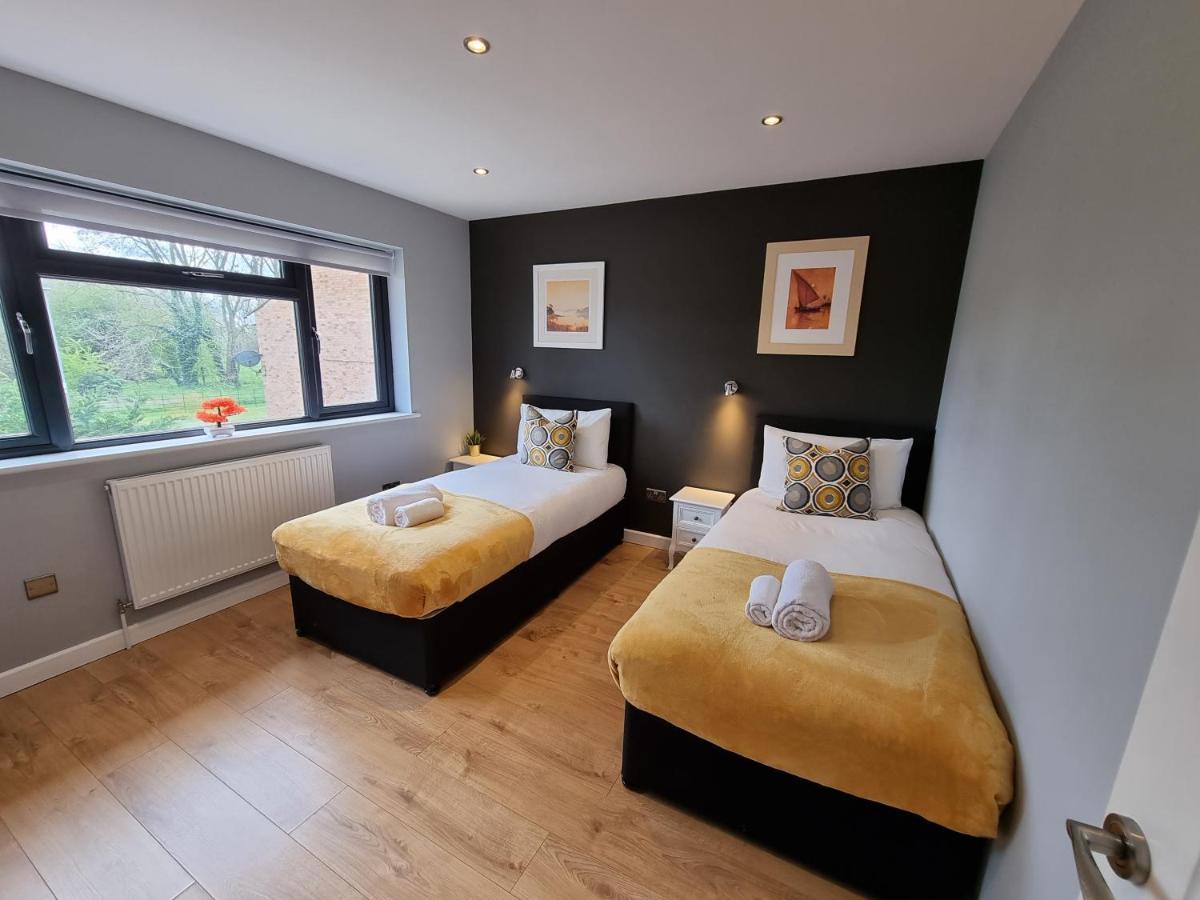 Crown Meadow - 4 Bedroom House - Heathrow - Excellentstays Colnbrook Luaran gambar