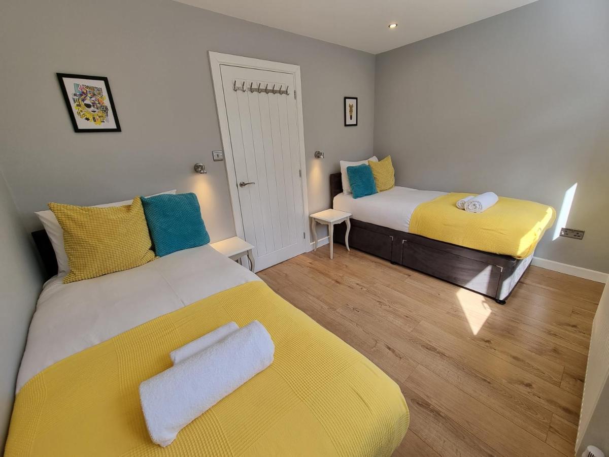 Crown Meadow - 4 Bedroom House - Heathrow - Excellentstays Colnbrook Luaran gambar
