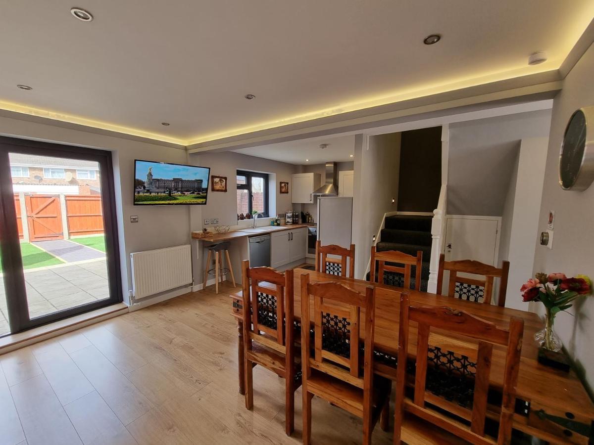 Crown Meadow - 4 Bedroom House - Heathrow - Excellentstays Colnbrook Luaran gambar
