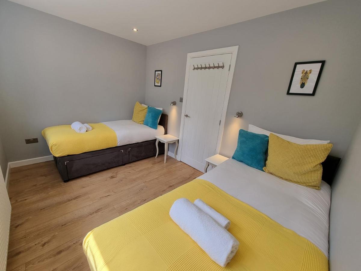 Crown Meadow - 4 Bedroom House - Heathrow - Excellentstays Colnbrook Luaran gambar