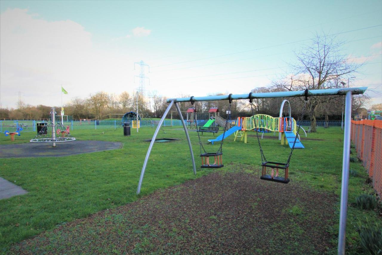 Crown Meadow - 4 Bedroom House - Heathrow - Excellentstays Colnbrook Luaran gambar