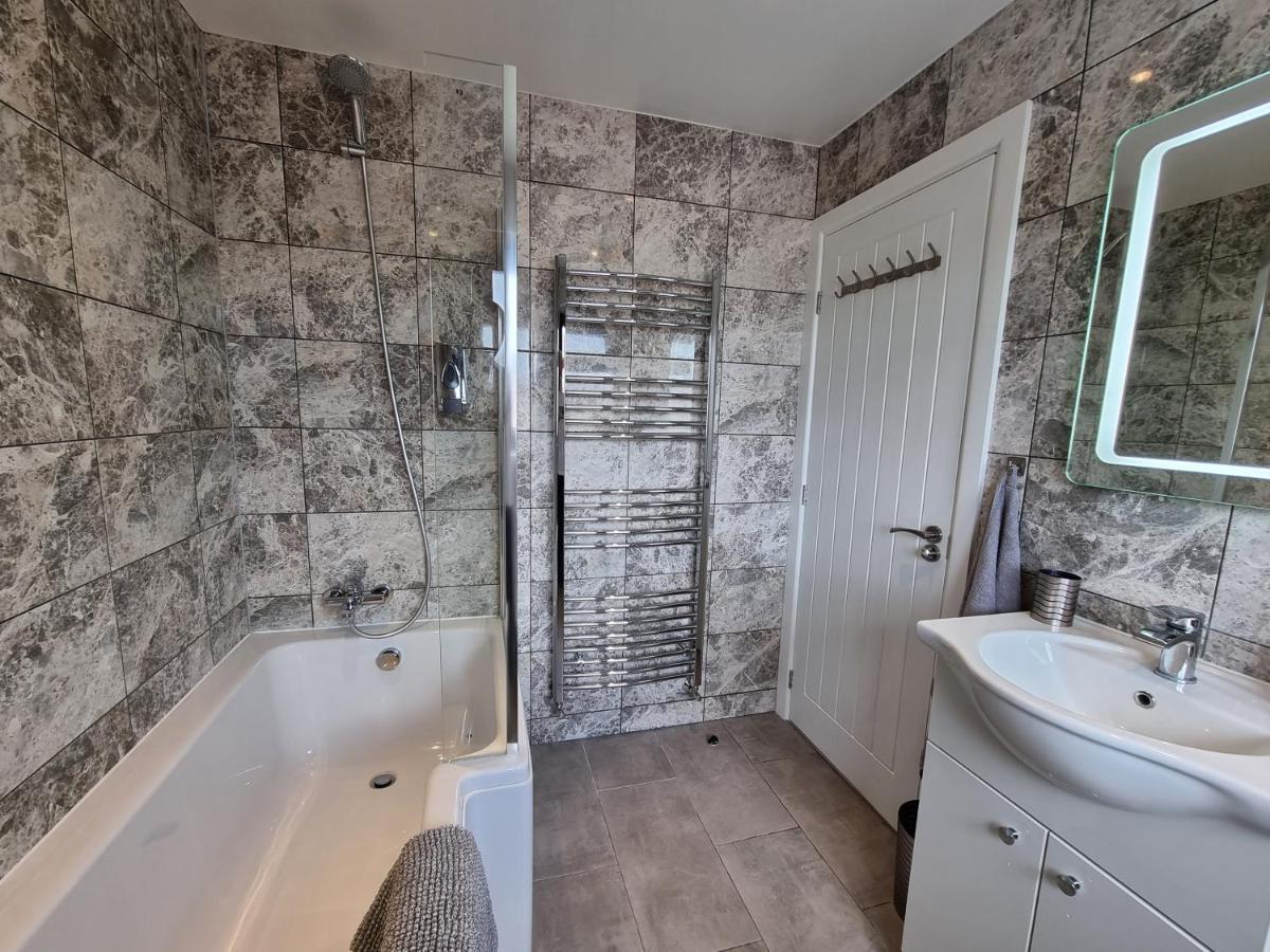Crown Meadow - 4 Bedroom House - Heathrow - Excellentstays Colnbrook Luaran gambar