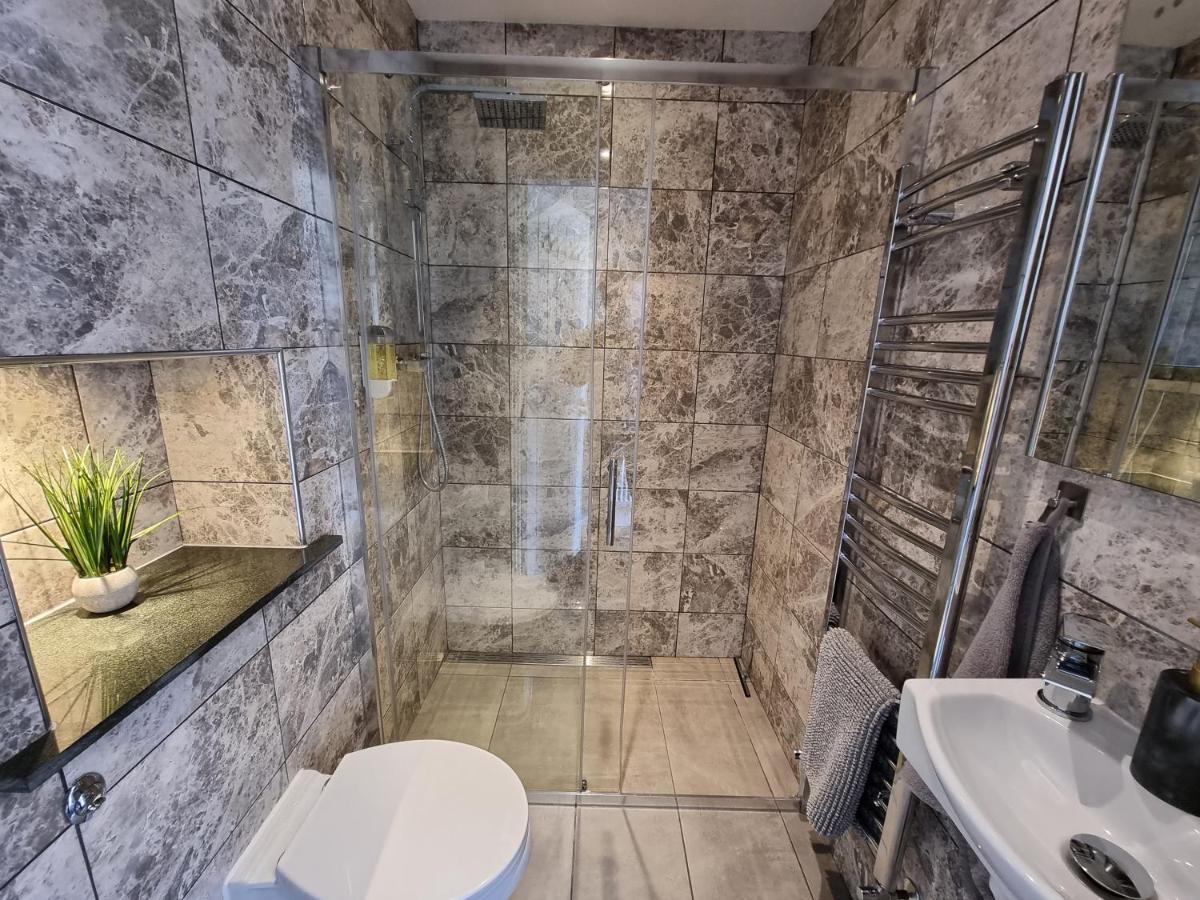 Crown Meadow - 4 Bedroom House - Heathrow - Excellentstays Colnbrook Luaran gambar