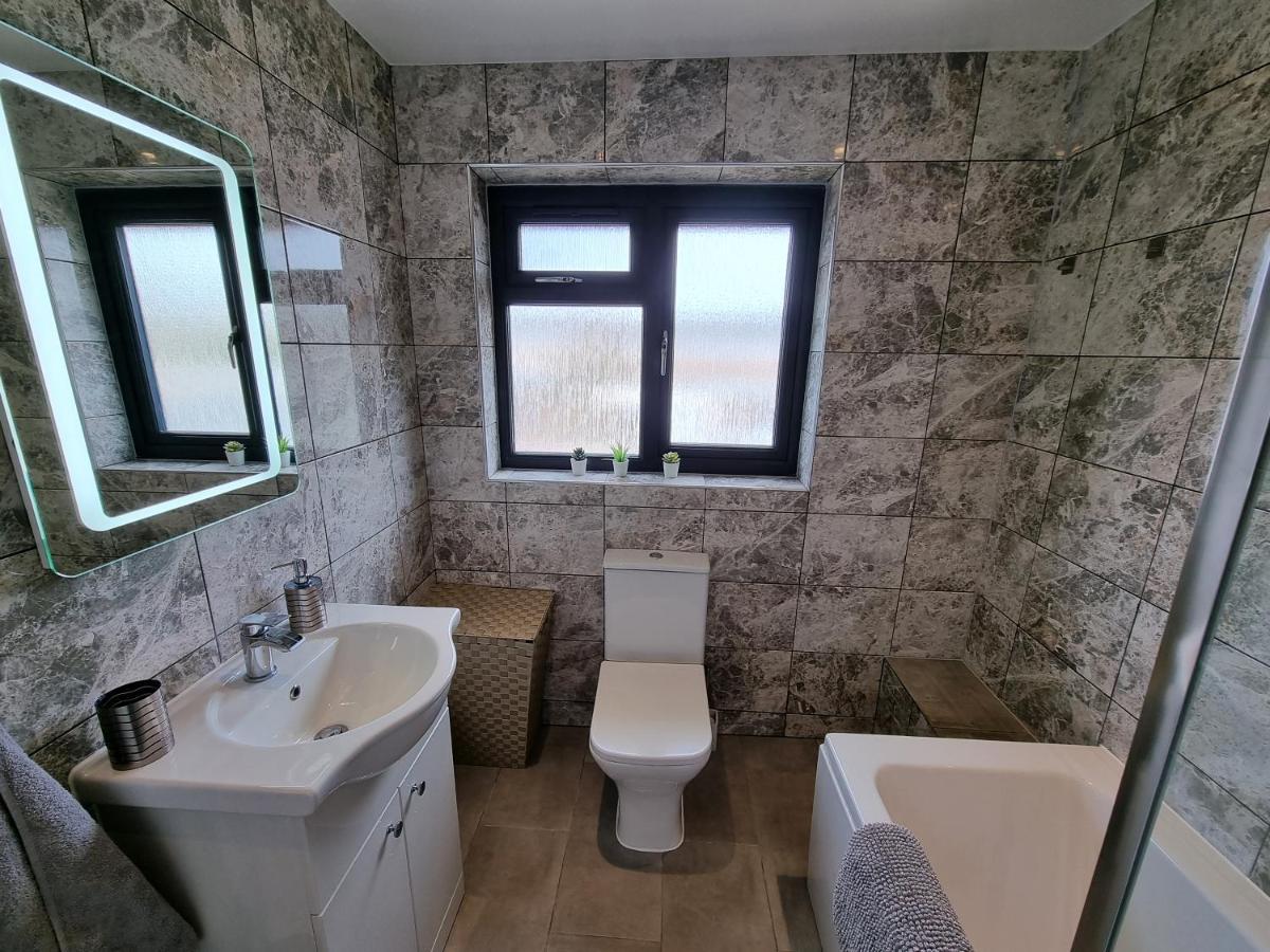 Crown Meadow - 4 Bedroom House - Heathrow - Excellentstays Colnbrook Luaran gambar