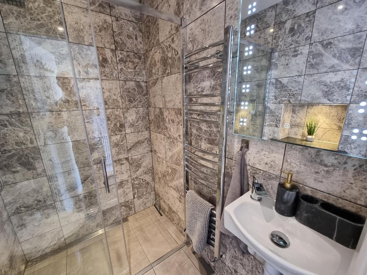 Crown Meadow - 4 Bedroom House - Heathrow - Excellentstays Colnbrook Luaran gambar